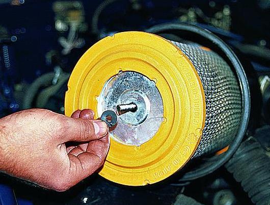 Замена фильтрующего элемента воздушного фильтра двигателя ЗМЗ-406