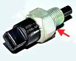 Замена выключателя света заднего хода Замена выключателя света заднего хода