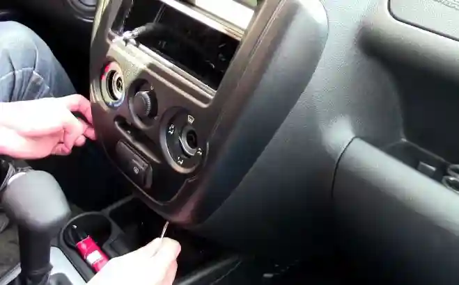 Снятие и установка центральной накладки панели приборов автомобиля Лада Гранта Снятие и установка центральной накладки панели приборов автомобиля Лада Гранта