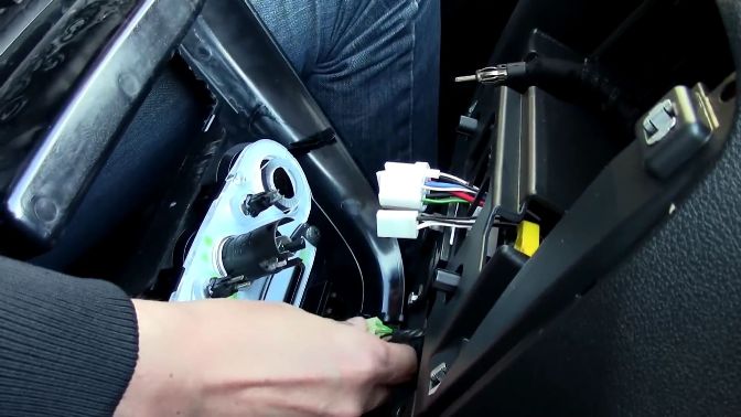 Снятие и установка центральной накладки панели приборов автомобиля Лада Гранта