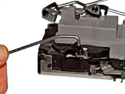 Снятие наружной ручки передней двери Лада Гранта Снятие наружной ручки передней двери Лада Гранта