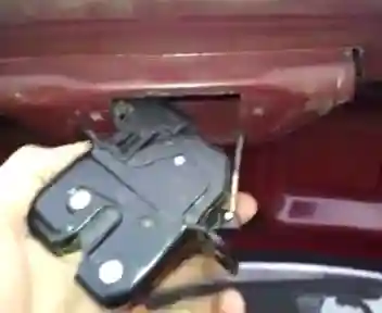 Снятие и разборка крышки багажника Лада Гранта