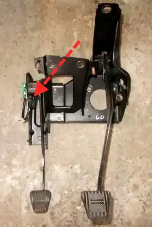 Как заменить датчик педали сцепления Лада Гранта Как заменить датчик педали сцепления Лада Гранта