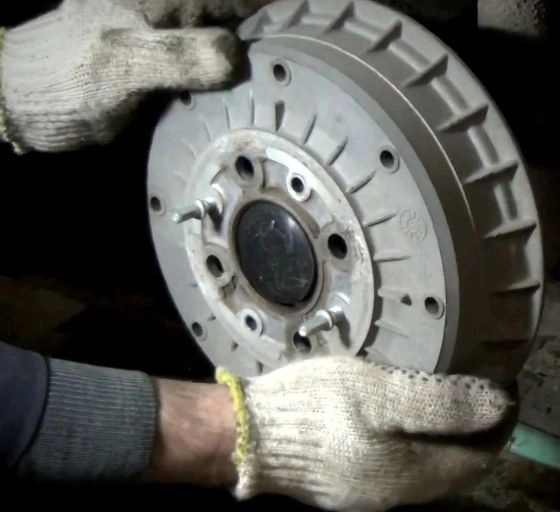 Снятие датчика скорости и ротора заднего колеса Лада Гранта