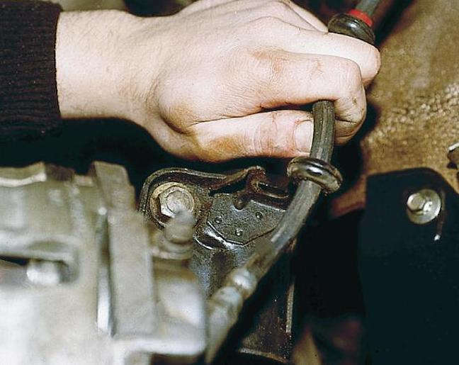 Замена шланга тормозного механизма переднего колеса Лада Гранта