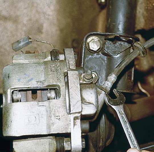 Замена шланга тормозного механизма переднего колеса Лада Гранта
