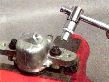 Замена цилиндра тормозного механизма переднего колеса Лада Калина