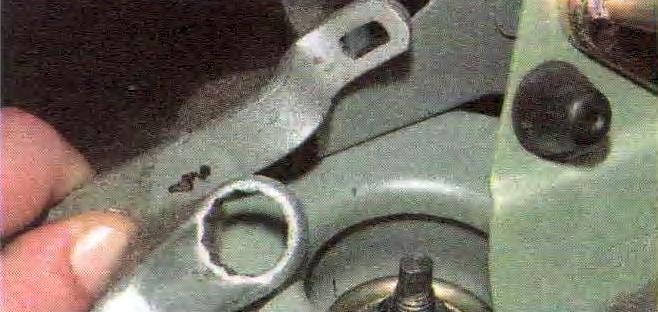 Снятие и установка амортизатора и пружины задней подвески