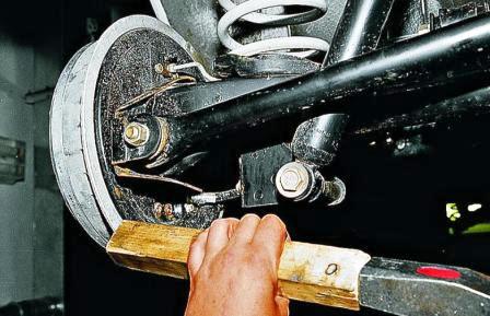 Как проверить и заменить подшипник заднего колеса Лада Калина