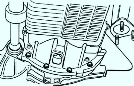 Выверните четыре болта крепления масляного поддона коробки передач к двигателю.