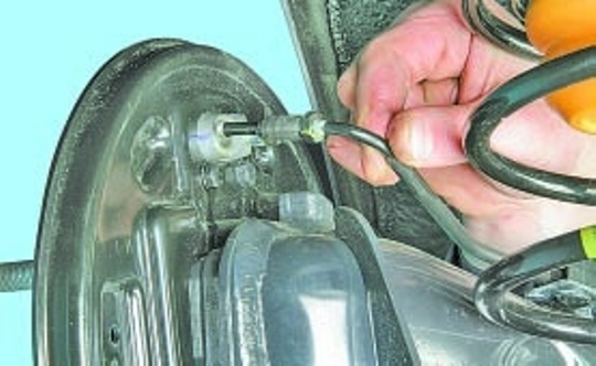 Как заменить трубки и шланги тормозов автомобиля Киа Рио 3