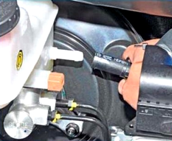 Снятие и установка главного тормозного цилиндра автомобиля Киа Рио 3