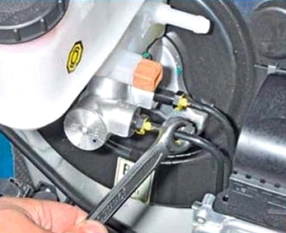 Снятие и установка главного тормозного цилиндра автомобиля Киа Рио 3