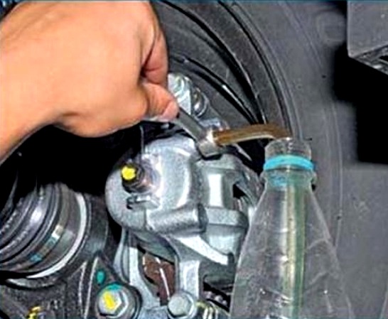 Как заменить и прокачать тормоза автомобиля Киа Рио 3