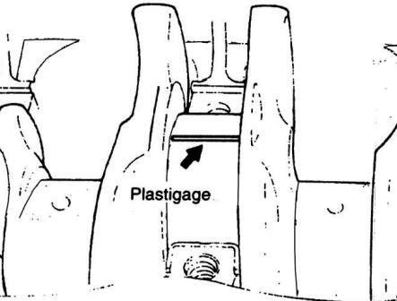 Расположите отрезки пластикового измерительного стержня Plastigage на шейках коренных подшипников коленчатого вала