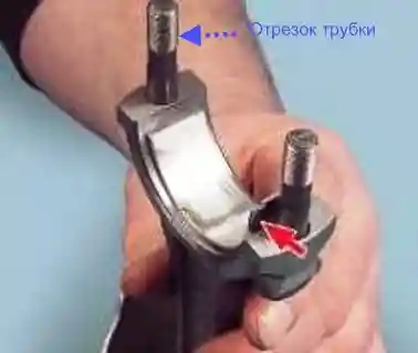 Для защиты шейки коленчатого вала от повреждения, оденьте на болты крепления крышек шатунов отрезки резиновой или пластиковой трубки