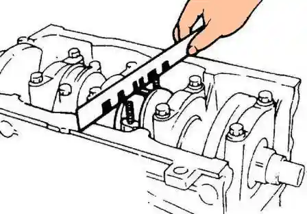 Измерительным шаблоном измерьте ширину деформированного пластикового стержня Plastigage и определите величину зазора
