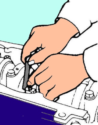 Щупом, вставленным между шатуном и коленчатым валом, измерьте боковой зазор шатуна