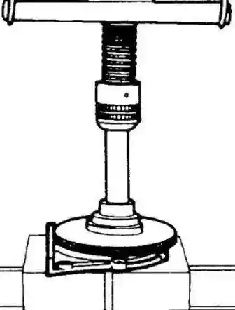 Специальном приспособлением вдавите уплотнительное кольцо в заднюю крышку так, чтобы торец кольца находился на одном уровне с крышкой или выступал из нее не более чем на 0,5 мм