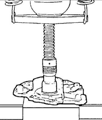 Специальном приспособлением вдавите уплотнительное кольцо в корпус масляного насоса так, чтобы торец кольца выступал на 0,5–1,0 мм из корпуса масляного насоса