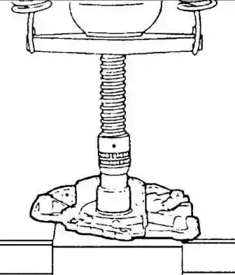 Специальном приспособлением вдавите уплотнительное кольцо в корпус масляного насоса так, чтобы торец кольца выступал на 0,5–1,0 мм из корпуса масляного насоса