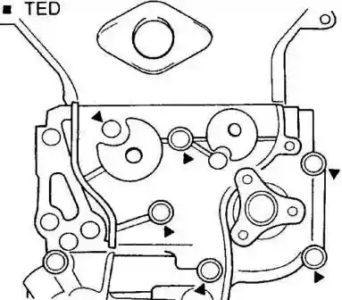 Установите водяной насос с новой прокладкой и закрепите болтами