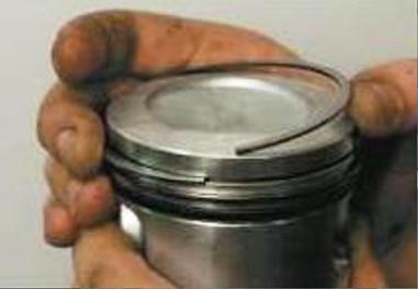 Установите три части маслосъемного кольца на поршень