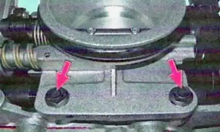 Removing and installing the throttle pipe of a Lada Largus car Removing and installing a throttle pipe of a Lada Largus car