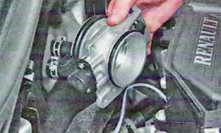 Removing and installing the throttle pipe of a Lada Largus car Removing and installing a throttle pipe of a Lada Largus car
