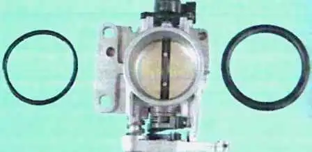 Removing and installing the throttle pipe of a Lada Largus car Removing and installing a throttle pipe of a Lada Largus car