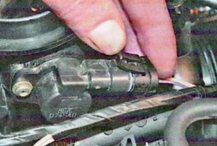 Extracción e instalación del tubo del acelerador de un automóvil Lada Largus