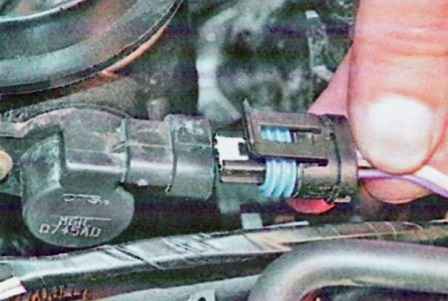 Extracción e instalación del tubo del acelerador de un automóvil Lada Largus