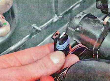 Retirar e instalar el tubo del acelerador de un automóvil Lada Largus