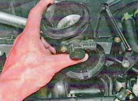 Retirar e instalar el tubo del acelerador de un automóvil Lada Largus