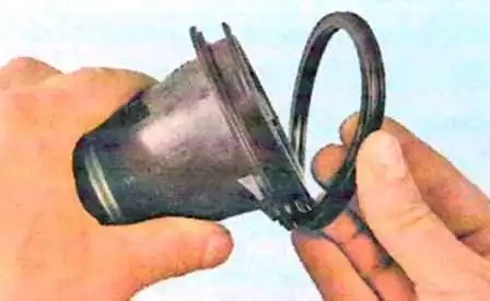 Removing and installing the throttle pipe of a Lada Largus car Removing and installing a throttle pipe of a Lada Largus car