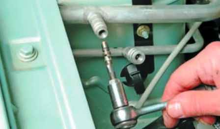 Extracción e instalación del compresor de aire acondicionado Lada Largus