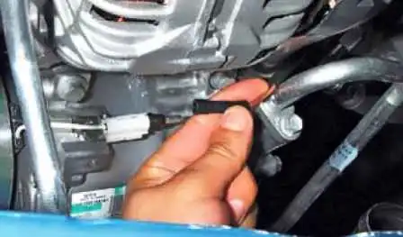 Klimakompressor Lada Largus aus- und einbauen