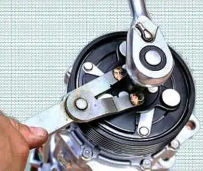 So tauschen Sie das Riemenscheibenlager und die Kupplung des Lada Largus-Klimakompressors aus So tauschen Sie das Riemenscheibenlager und aus die Kupplung des Lada Largus-Klimakompressors