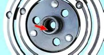 So ersetzen Sie das Riemenscheibenlager und die Kupplung des Lada Largus-Klimakompressors So ersetzen Sie das Riemenscheibenlager und die Kupplung des Lada Largus Klimakompressors