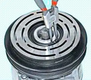 So ersetzen Sie das Riemenscheibenlager und die Kupplung des Lada Largus-Klimakompressors So ersetzen Sie das Riemenscheibenlager und die Kupplung des Lada Largus Klimakompressors