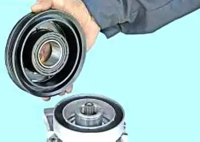 So ersetzen Sie das Riemenscheibenlager und die Kupplung des Lada Largus-Klimakompressors So ersetzen Sie das Riemenscheibenlager und die Kupplung des Lada Largus Klimakompressors