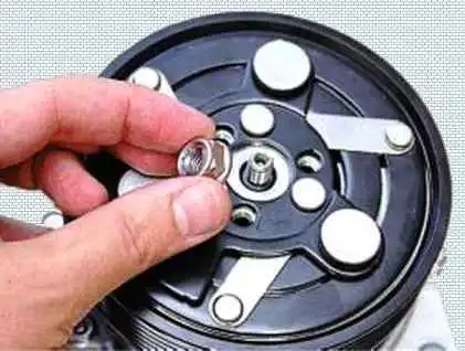 So ersetzen Sie das Riemenscheibenlager und die Kupplung des Lada Largus-Klimakompressors So ersetzen Sie das Riemenscheibenlager und die Kupplung des Lada Largus Klimakompressors