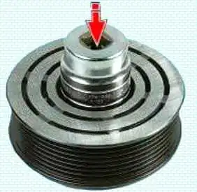 So ersetzen Sie das Riemenscheibenlager und die Kupplung des Lada Largus-Klimakompressors So tauschen Sie das Riemenscheibenlager und aus die Kupplung des Lada Largus Klimakompressors