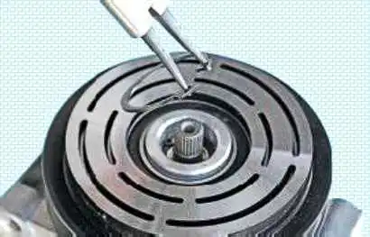 So ersetzen Sie das Riemenscheibenlager und die Kupplung des Lada Largus-Klimakompressors So ersetzen Sie das Riemenscheibenlager und die Kupplung des Lada Largus-Klimakompressors