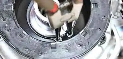 So ersetzen Sie das Riemenscheibenlager und die Kupplung des Lada Largus-Klimakompressors So tauschen Sie das Riemenscheibenlager und aus die Kupplung des Lada Largus-Klimakompressors