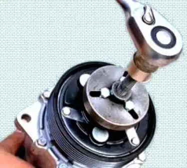 So ersetzen Sie das Riemenscheibenlager und die Kupplung des Lada Largus-Klimakompressors So ersetzen Sie das Riemenscheibenlager und die Kupplung des Lada Largus-Klimakompressors