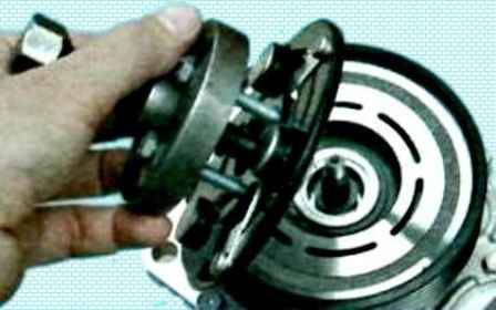 How to replace the pulley bearing and the clutch of the Lada Largus air conditioning compressor