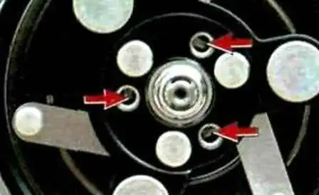 So ersetzen Sie das Riemenscheibenlager und die Kupplung des Lada Largus-Klimakompressors So ersetzen Sie das Riemenscheibenlager und die Kupplung des Lada Largus Klimakompressors