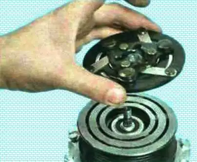 So ersetzen Sie das Riemenscheibenlager und die Kupplung des Lada Largus-Klimakompressors So ersetzen Sie das Riemenscheibenlager und die Kupplung des Lada Largus-Klimakompressors