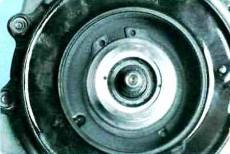 How to replace the pulley bearing and the clutch of the Lada Largus air conditioning compressor